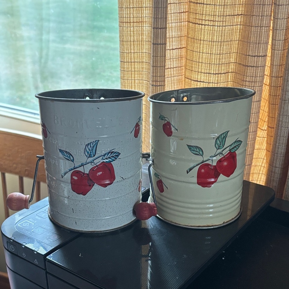 Vintage sifters - Set of 2